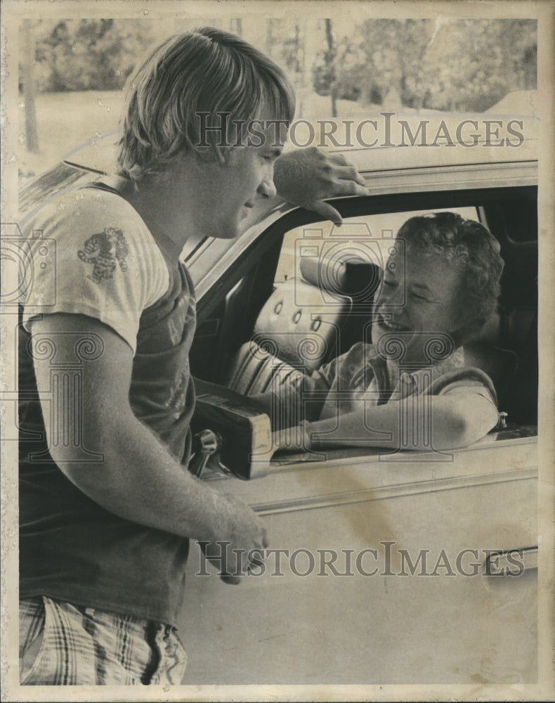 1975 Press Photo Sue Fincher, Auburn Board of Trustees with son discussing needs - Historic Images