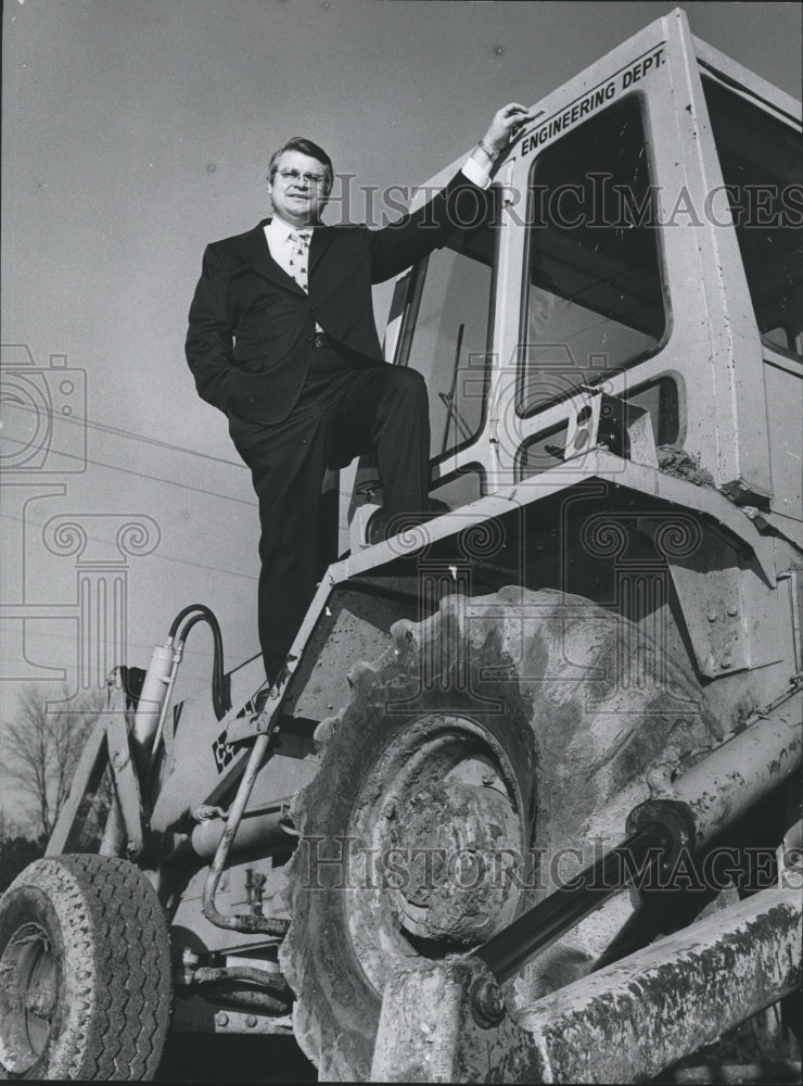 1975 Press Photo Chriss Doss, Improvements Commissioner on Tractor - abna27824 - Historic Images