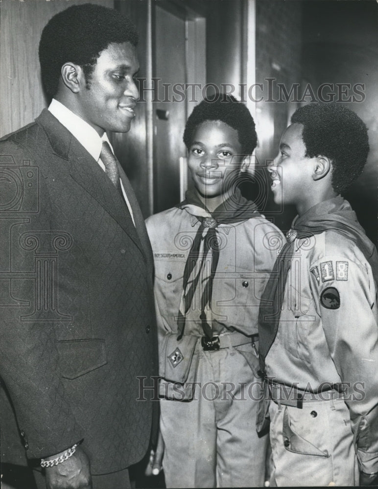 1972 Press Photo Tuskegee Mayor John Ford with scouts, Phillip Williams, Other - Historic Images