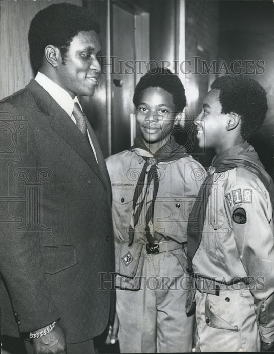 1972 Press Photo Tuskegee Mayor John Ford with scouts, Phillip Williams, Other - Historic Images