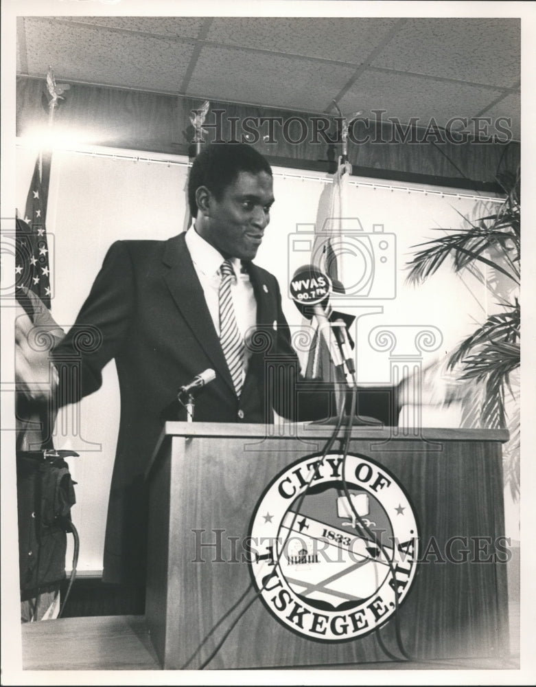 1985 Press Photo Johnny Ford, Tuskegee, Alabama Mayor speaks with press - Historic Images