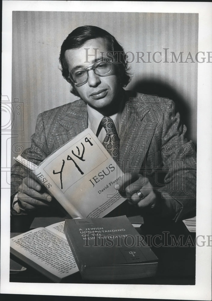 1973 Press Photo Rabbi Mark Elovitz of Temple Beth-El reads book - Historic Images