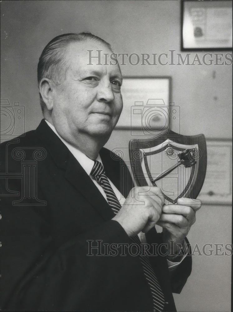 1968 Press Photo Miles Dutton, Director of Marks Village, exhibits plaque - Historic Images