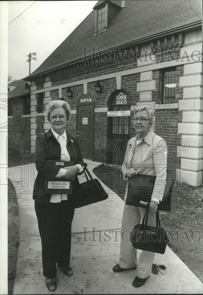 1981 Press Photo Mrs. Arnett and Mrs. Gaskins at Eastern Area Shepherd Center - Historic Images