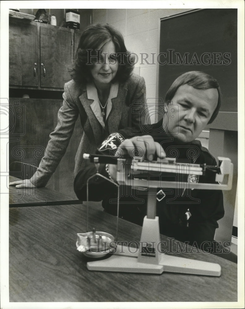 1980 Lita Clark &amp; Birmingham officer Larry Dunn check bullet weight - Historic Images