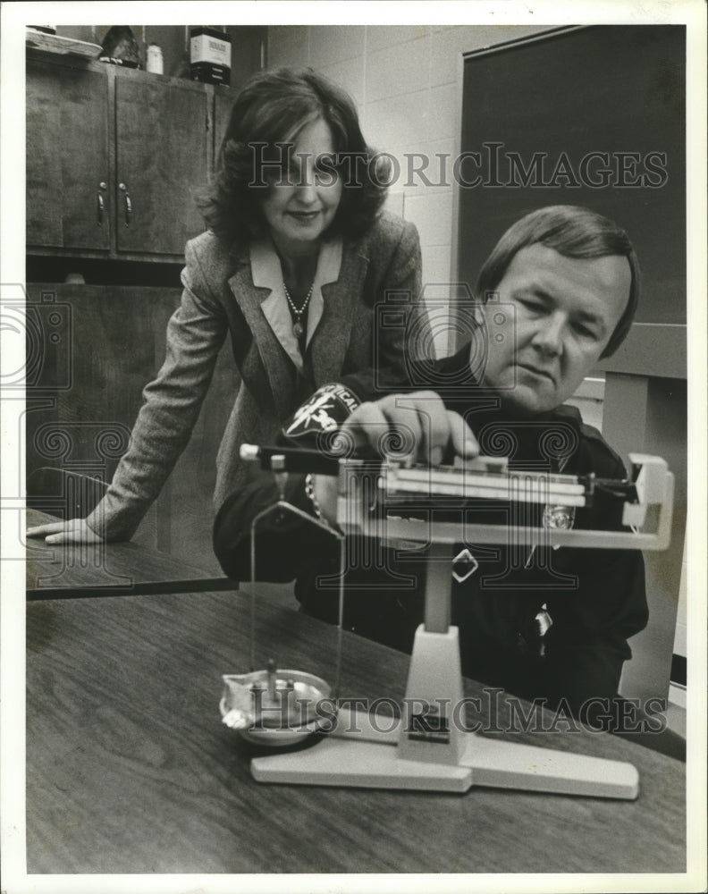 1980 Lita Clark & Birmingham officer Larry Dunn check bullet weight - Historic Images