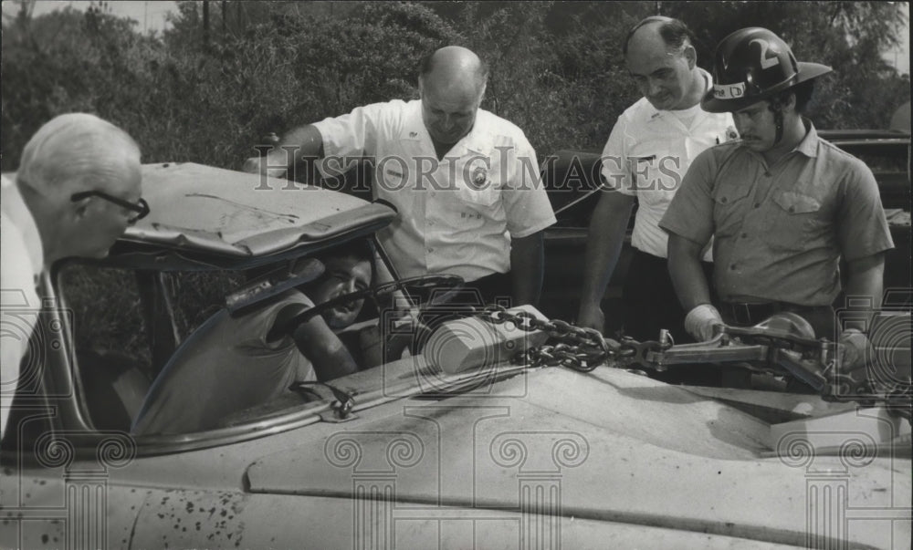 1973 Press Photo Captain Bill Slimp watch medics during demonstration with Tools - Historic Images