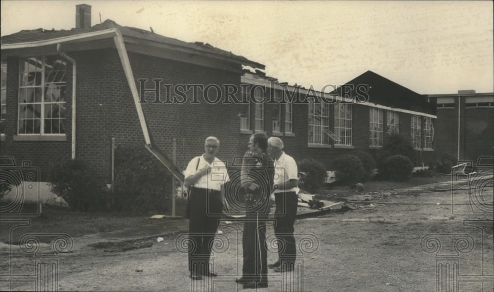 1977 Press Photo Fires, Alabama, Fire Officials assess damage at Gadsden - Historic Images