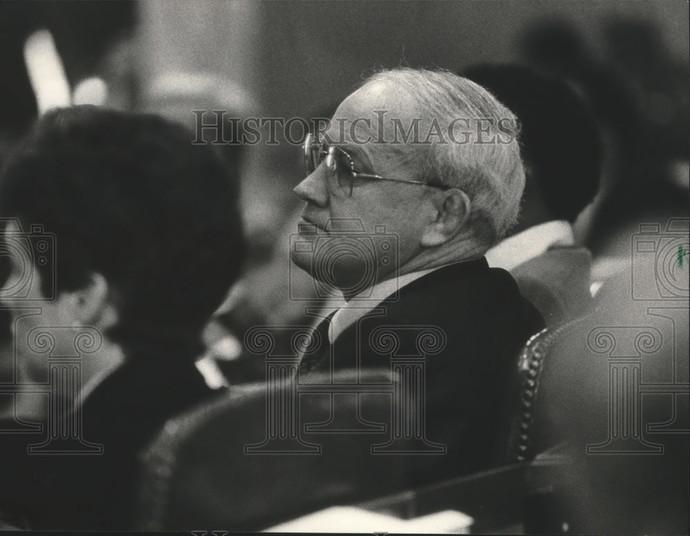 1983 Press Photo Tom Drake sitting in chambers before being elected Speaker - Historic Images