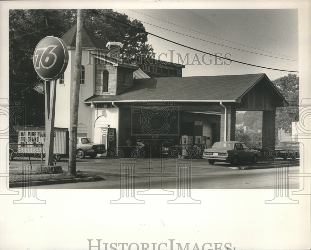 1988 Birmingham, Alabama gas station involved in cocaine trafficking - Historic Images