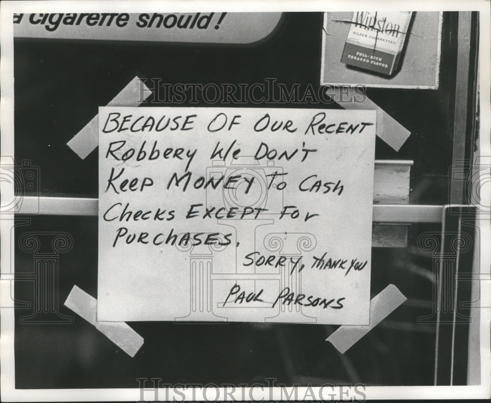 1975 Press Photo sign on store door after robbery, Birmingham, Alabama - Historic Images