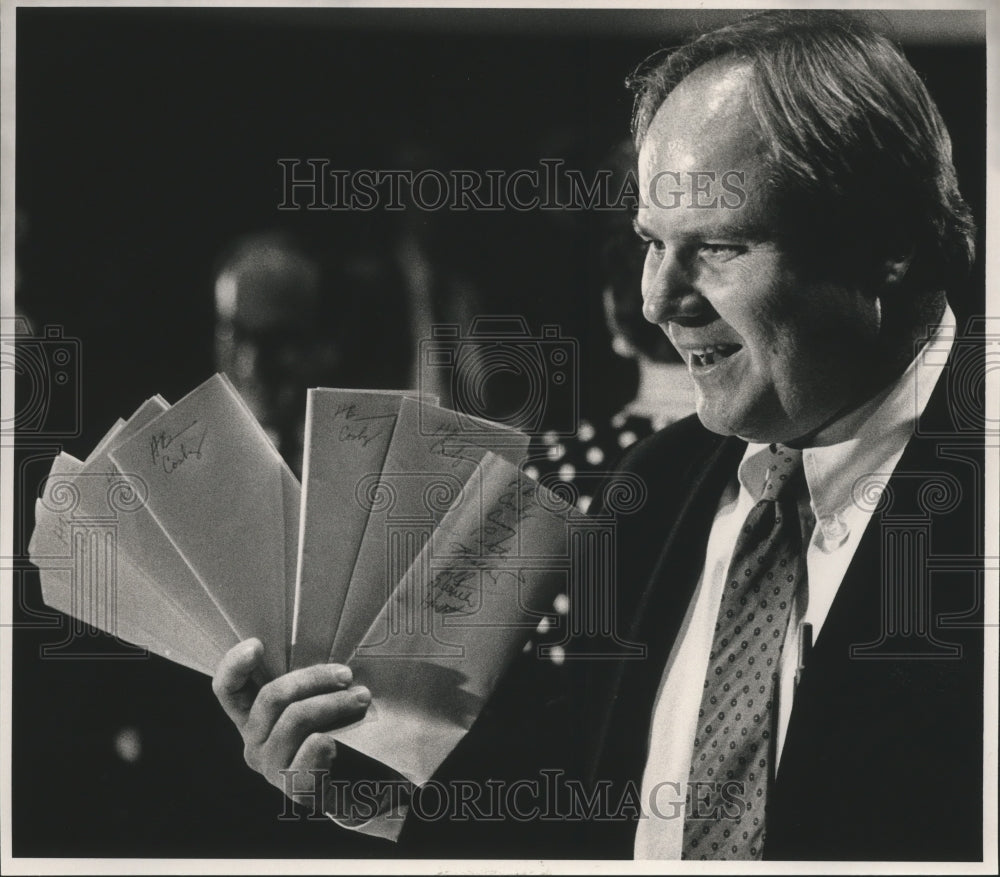 1989 Press Photo Noopie Cosby, holds bills he wants passed through legislature - Historic Images