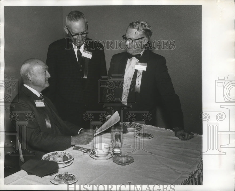 1970 Press Photo Judge J. H. Crow, Junior, State Chamber of Commerce with Others - Historic Images