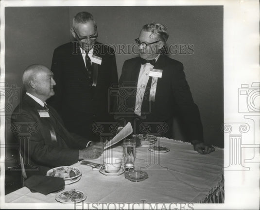 1970 Press Photo Judge J. H. Crow, Junior, State Chamber of Commerce with Others - Historic Images