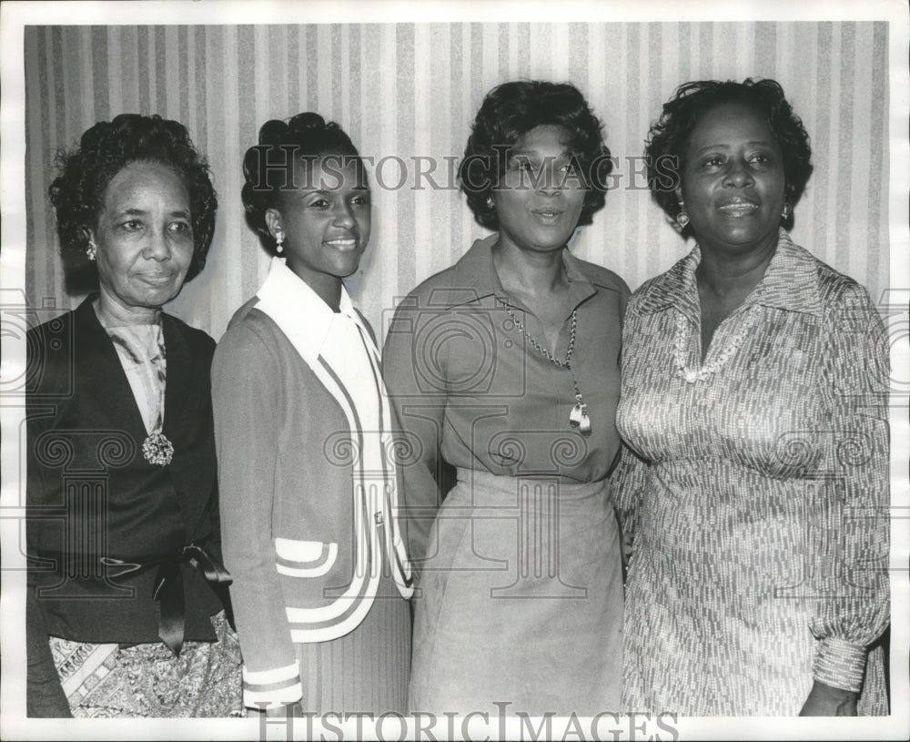 1975 Press Photo Members of Birmingham Delta Sigma Theta sorority at dinner - Historic Images
