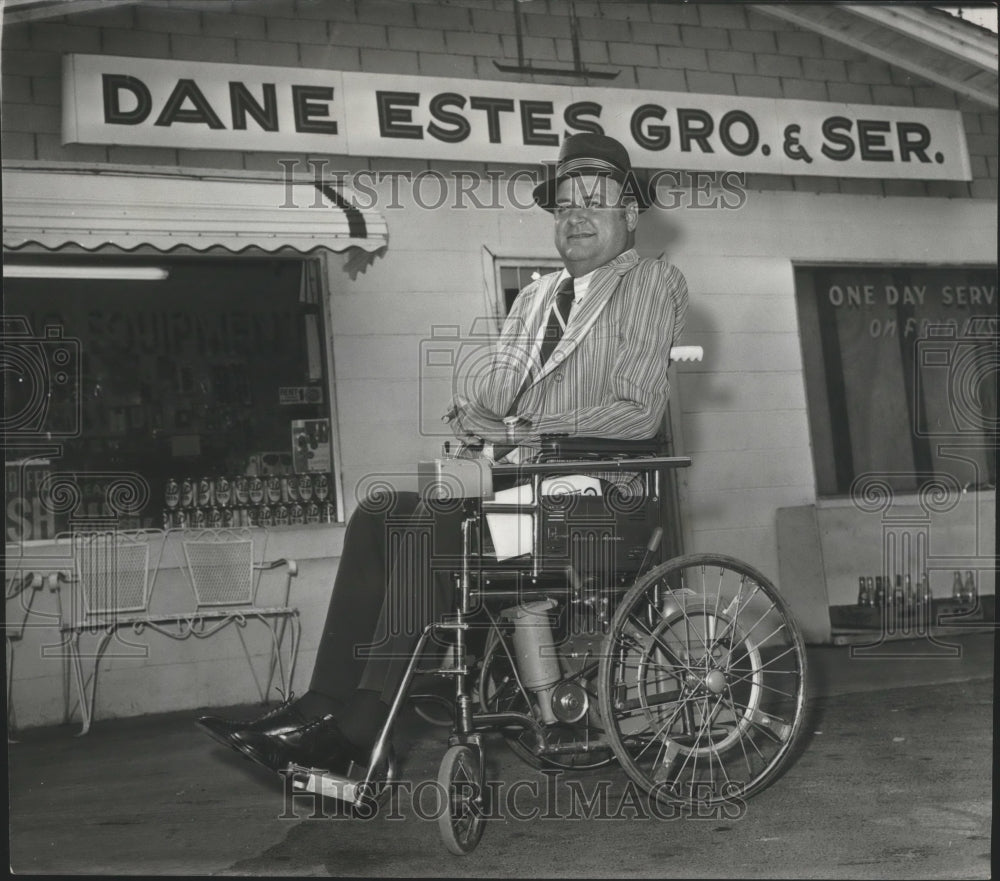 1974 Press Photo Cullman County Commissioner Dane Estes in front of Dane Grocery - Historic Images