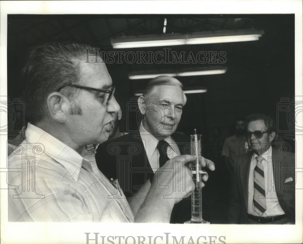 1980 Press Photo Laux shows Bevill alcohol sample from college still - abna28414 - Historic Images