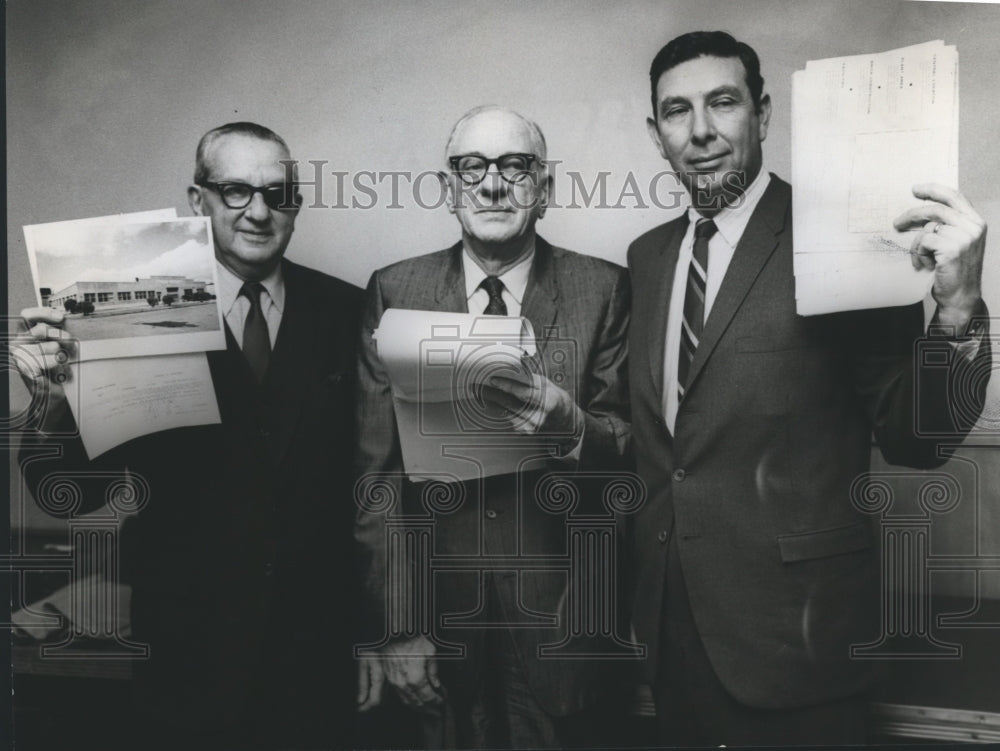 1969 Press Photo F&amp;E Realty President William Engel, Others at Property Transfer - Historic Images