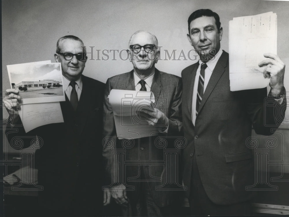 1969 Press Photo F&E Realty President William Engel, Others at Property Transfer - Historic Images