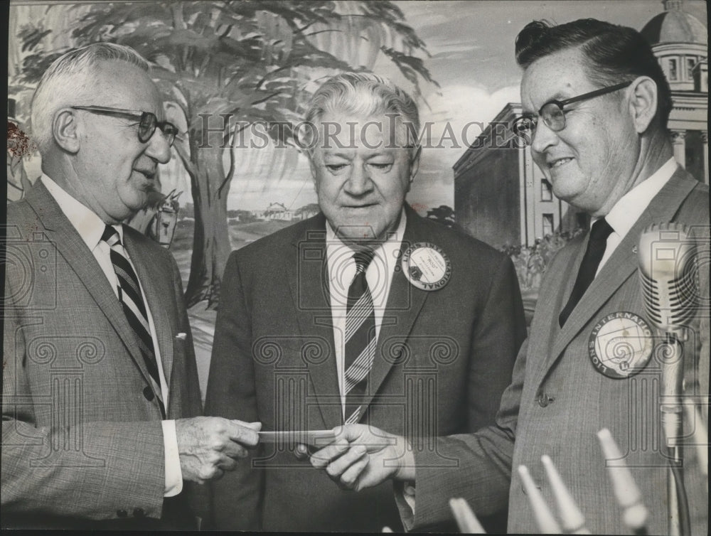 1961 Press Photo Downtown Lions Members donate fund, eye foundation at hospital - Historic Images