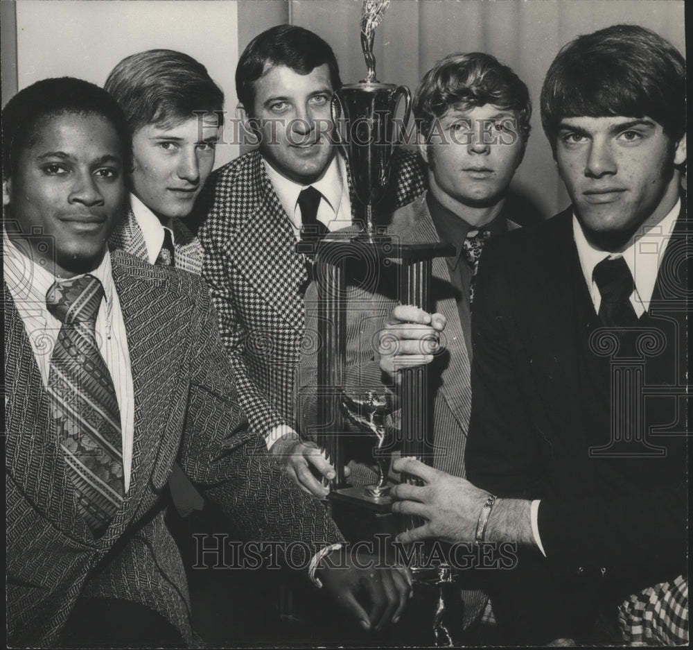 1973 Press Photo Doctor Don Englebert of Kiwanis Club with Trophy, Others - Historic Images