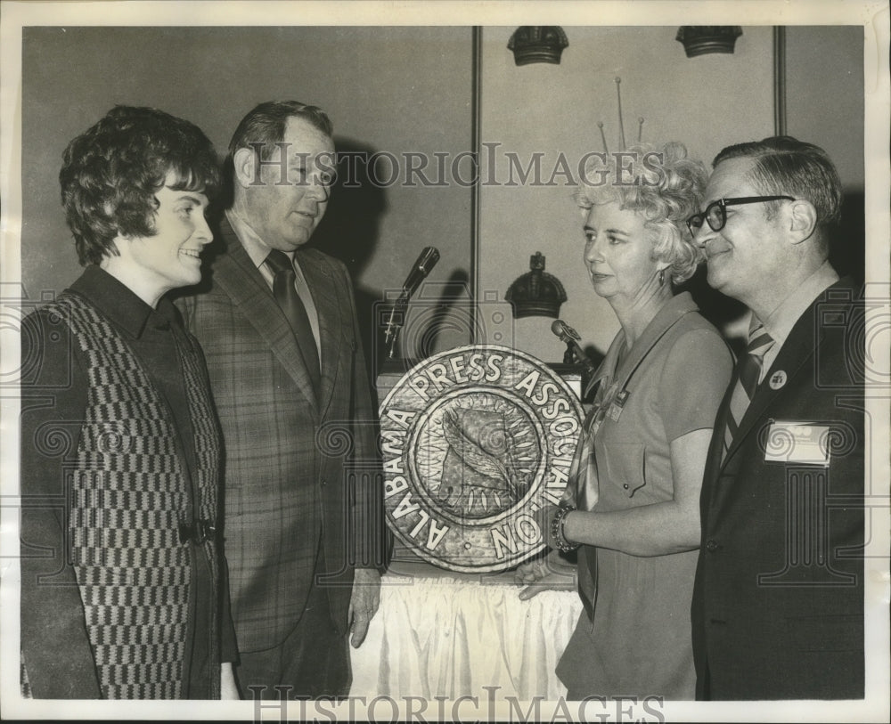 1971 Press Photo Mr. and Mrs. Bob Bryan of Cullman Times and Others at Meeting - Historic Images