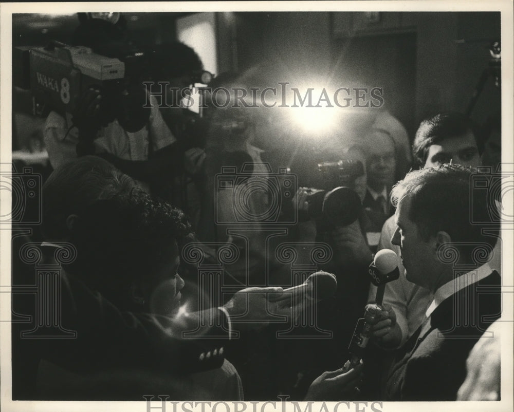 1986 Press Photo Bill Baxley mobbed by press, Elections: Alabama Runoff - Historic Images