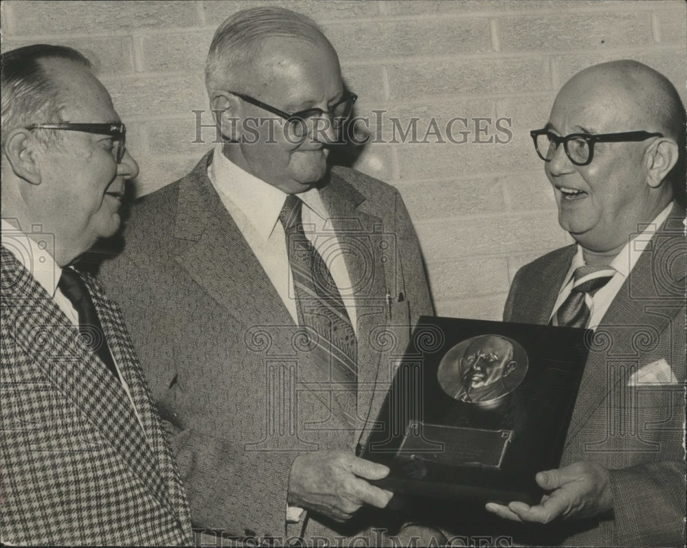 1974 Press Photo Dr. William Donald, with others, wins D. G. Gill award, Alabama - Historic Images