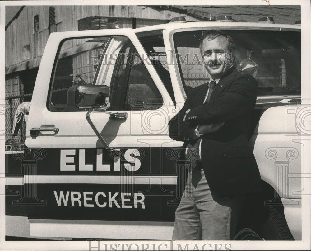 1990, Ron Ellis, awarded city&#39;s wrecker contract, Alabama - abna28489 - Historic Images