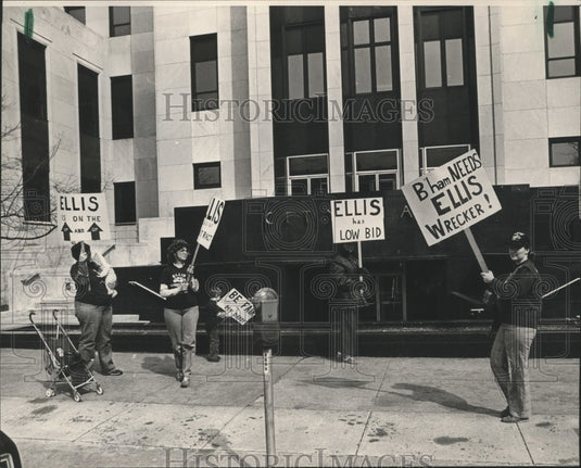 1984 Pickets want Ellis Wrecker Service to win contract, Birmingham - Historic Images