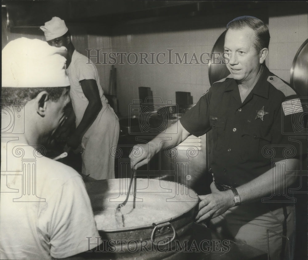 1970 Press Photo Jefferson County jail guard H. A. Eargle stirs food in kitchen - Historic Images