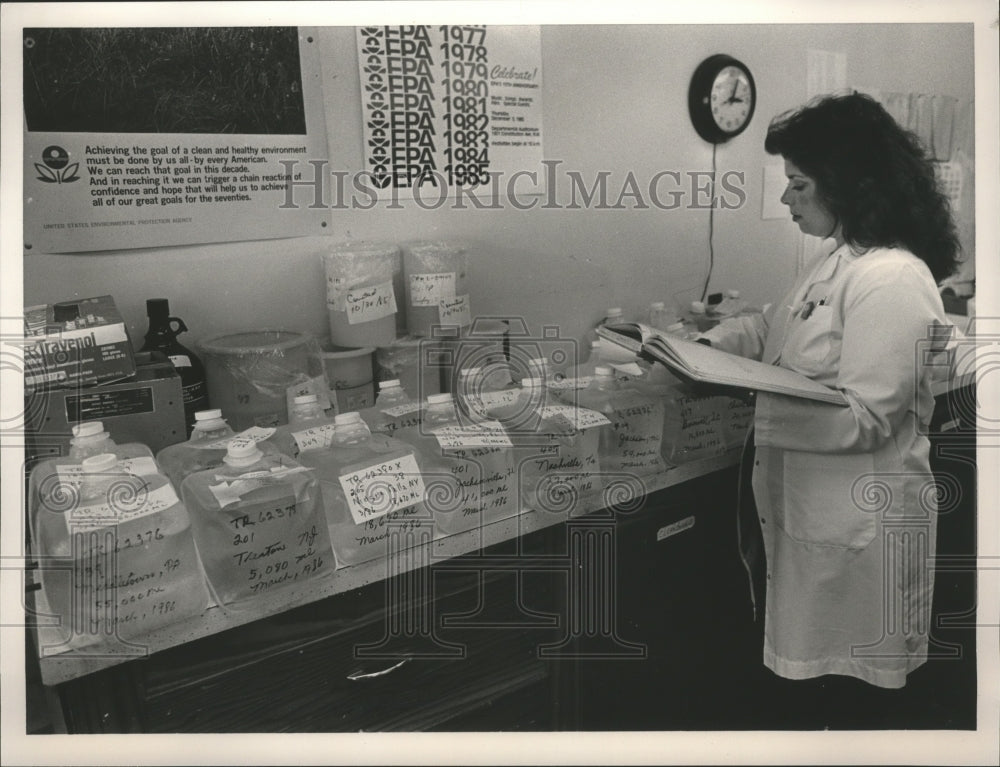 1986 Press Photo Scientist Susan Baker at Eastern Environmental Radiation Lab - Historic Images