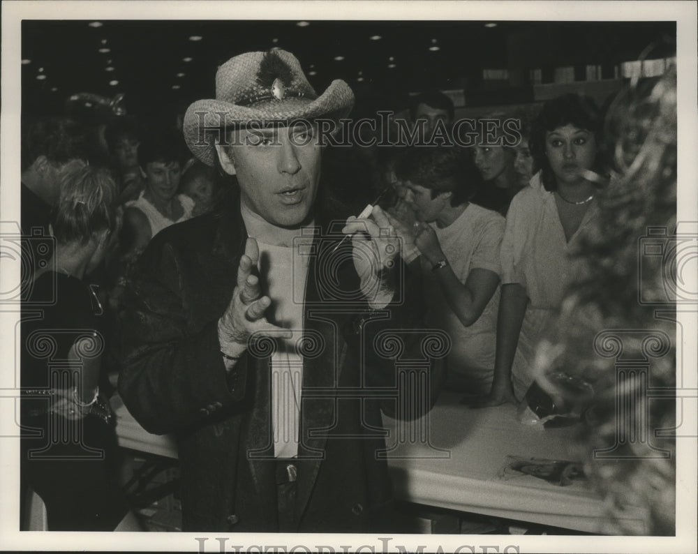 1987 Jose Eber holds cosmetic tool-Historic Images