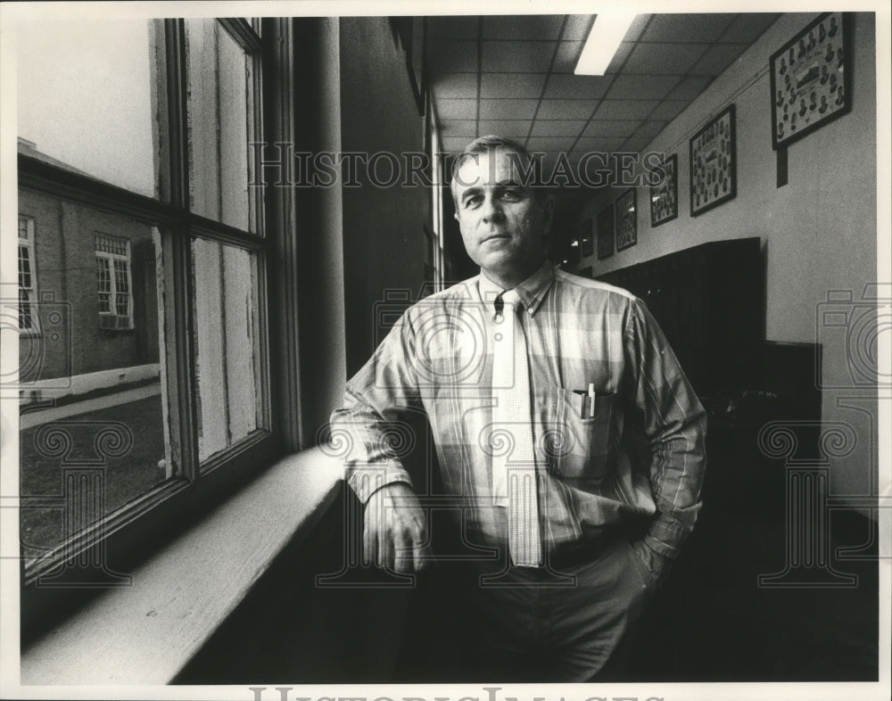 1991 Press Photo Carrollton High School Principal Scottie beside window - Historic Images