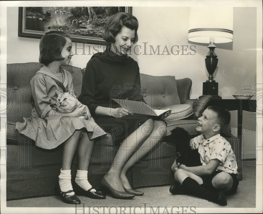 1964 Press Photo Mrs. Jack Edwards, wife of congressman, with children - Historic Images