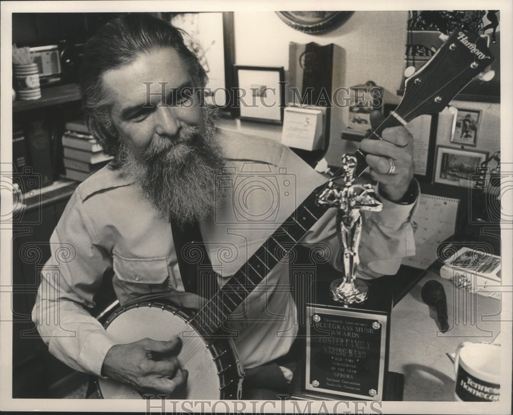 1987 Press Photo Doctor Bill Foster plays blue grass music on his banjo - Historic Images