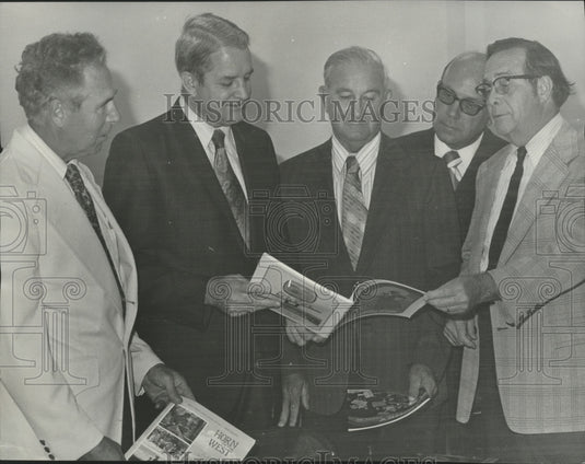 1974 Press Photo Conrad Fowler, others with plans for outdoor theater, Alabama - Historic Images