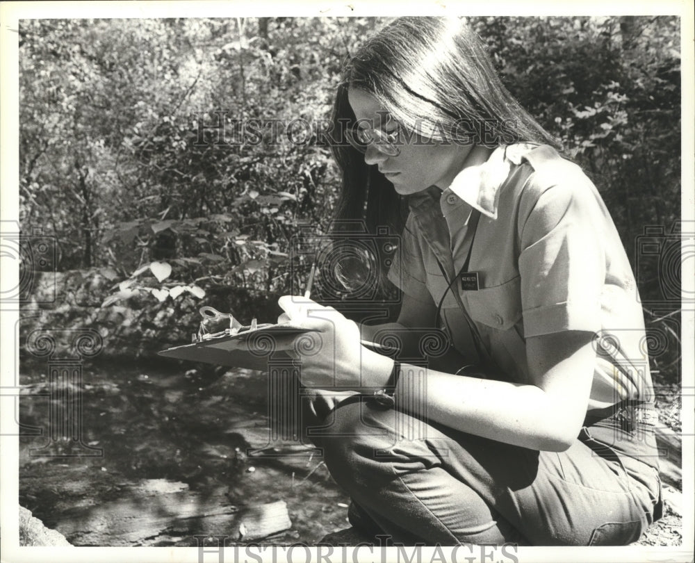 1979 Maggie Mead Foster, inventories Ruffler Mountain inhabitants - Historic Images