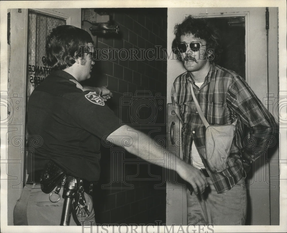 1975, Richard A. Foster arrested after car chase Gardendale, Alabama - Historic Images