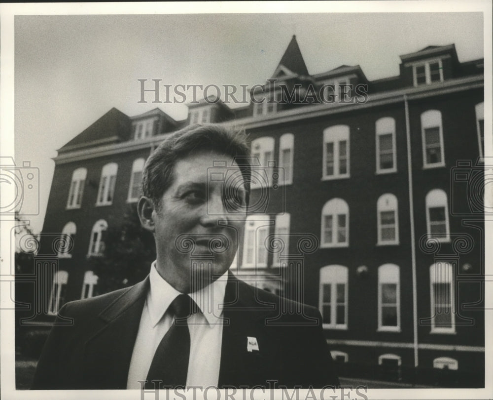 1985 Press Photo Dr. George Emert, executive vice president of Auburn University - Historic Images