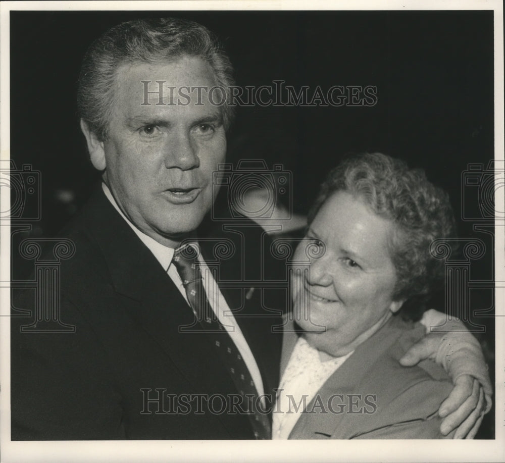 1990 Press Photo Ronnie Flippo is hugged by his sister Marcella Stevenson - Historic Images