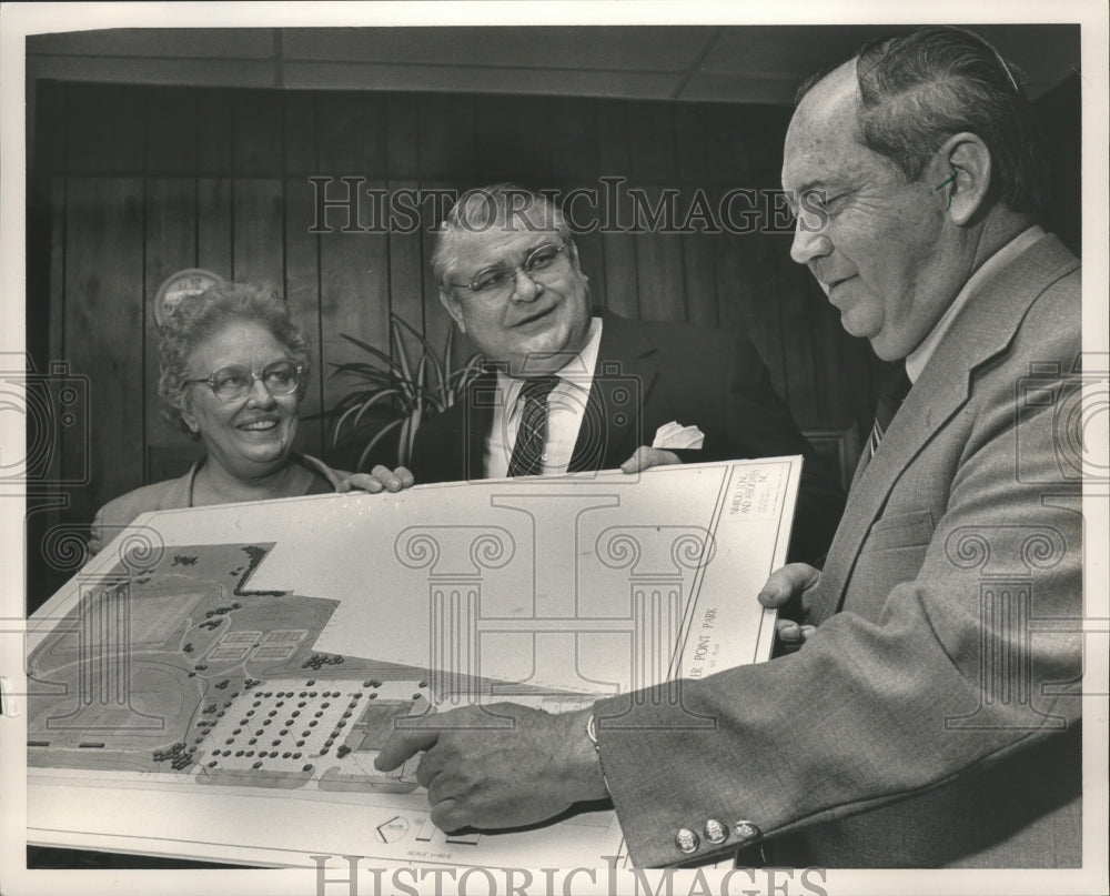 1985, Polly Conradi, Chriss Doss, Edgar Batson Jr. look over drawing - Historic Images