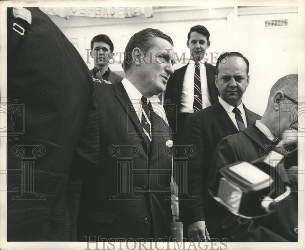 1966 Press Photo Richard Flowers with reporters announce candidacy, Alabama - Historic Images