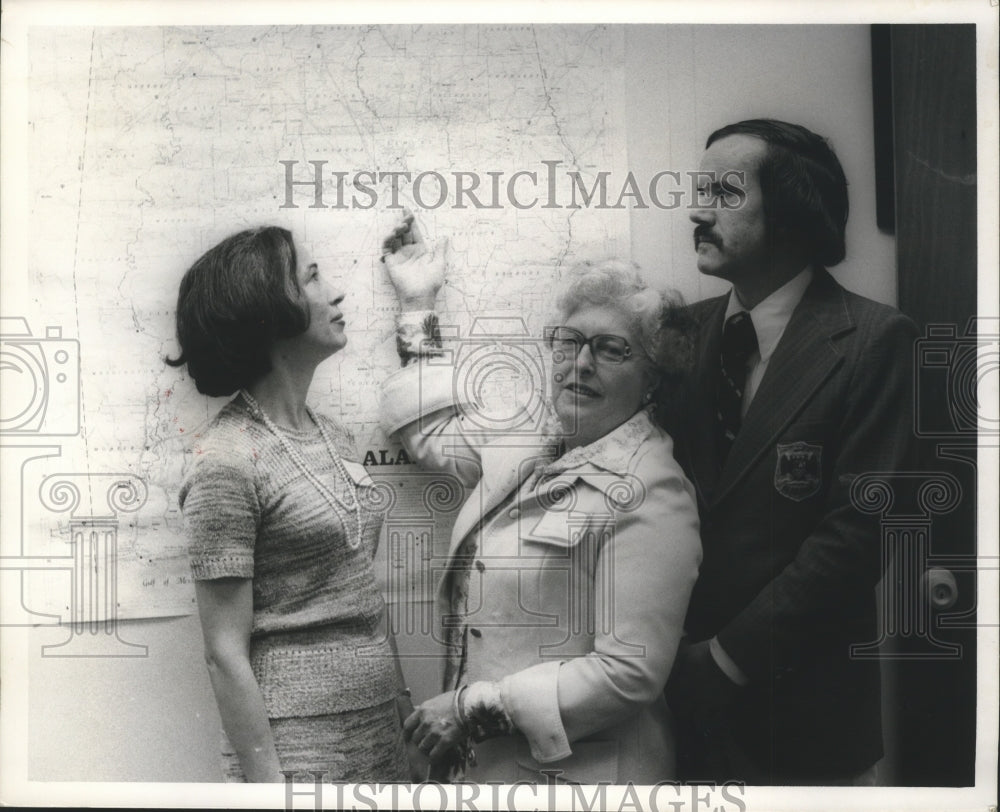 1976, Warner Floyd, Alabama Historical Commission, at map with others - Historic Images