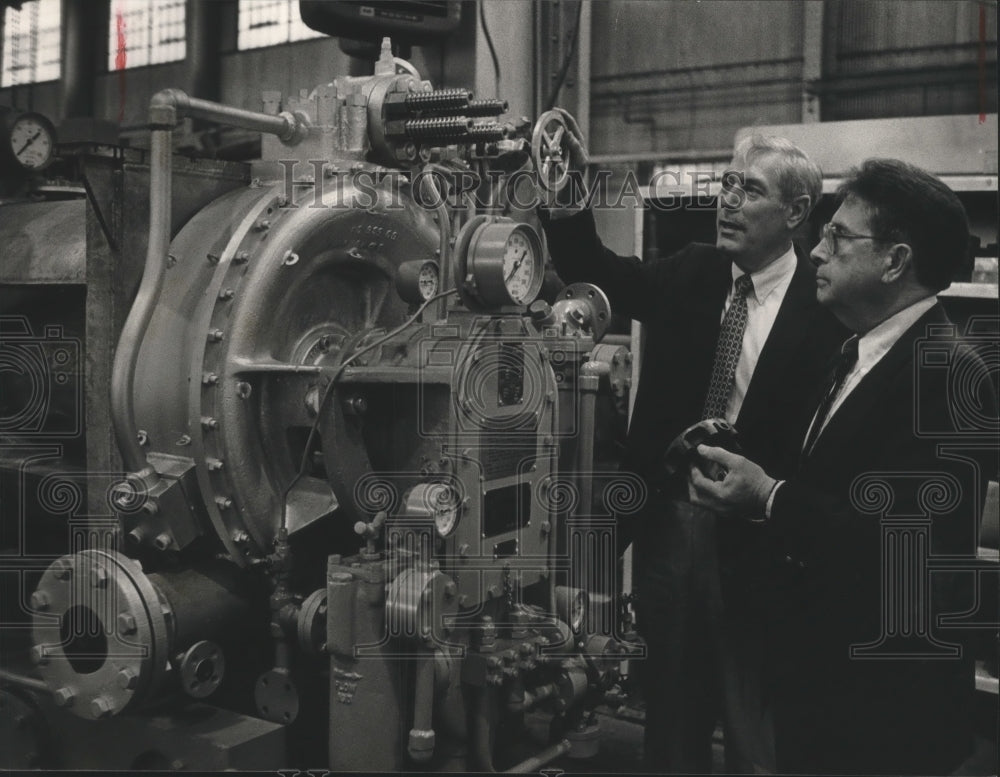 1985, Hardie-Tynes Manufacturing Co. President Gordon Flynn &amp; manager - Historic Images