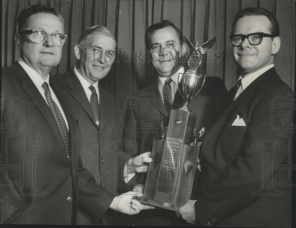 1969 Press Photo C. G. Cox, Director of VA Hospital & Executives Honor Employees - Historic Images