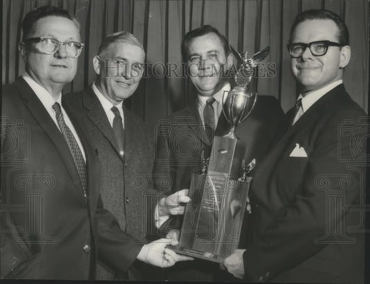1969 Press Photo C. G. Cox, Director of VA Hospital & Executives Honor Employees - Historic Images