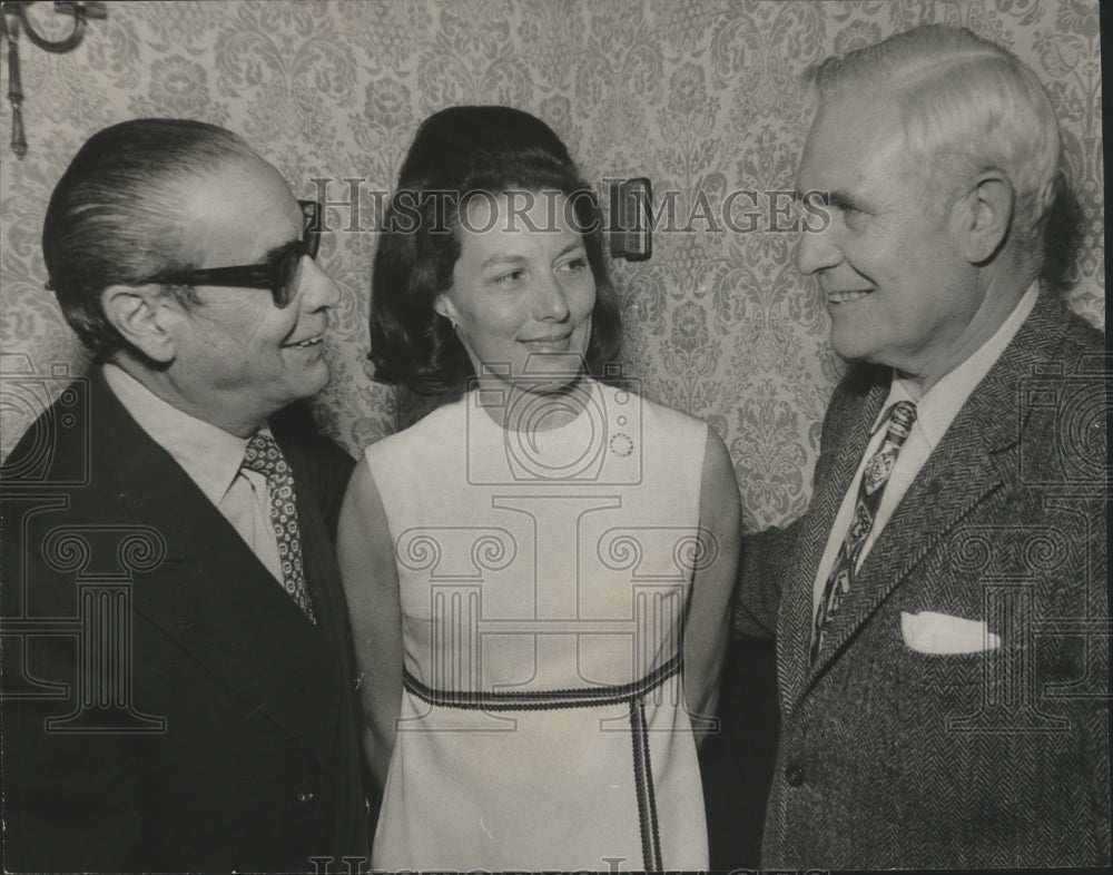 1971 Press Photo Mrs. James Cox, Chairman of Festival of Arts, as Event Closes - Historic Images