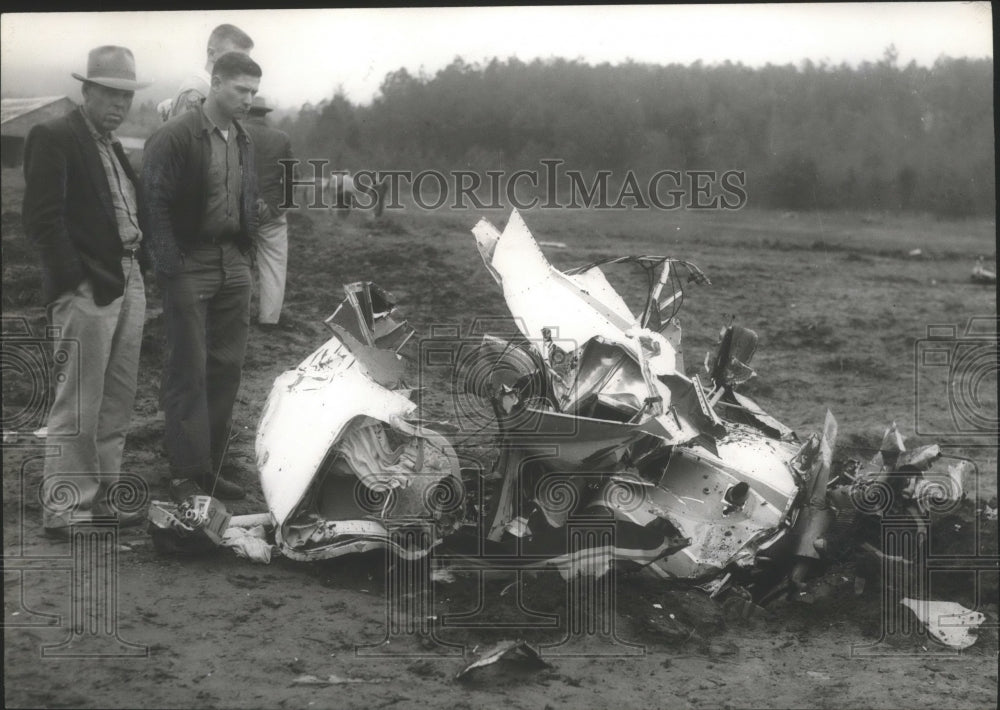 1957 Press Photo Motor Ripped From Small Aircraft in Crash, Falkville, Alabama - Historic Images