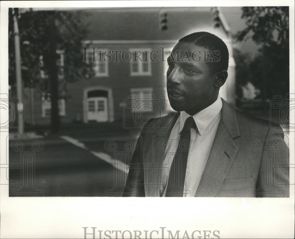 1986 Press Photo Tyrone Dixon, Director of Woodlawn Community School, Birmingham - Historic Images